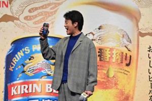 ビールを飲んで満足そうな唐沢寿明