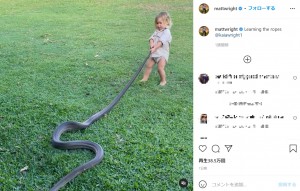 【海外発！Breaking News】野生動物のエキスパート　2歳息子に巨大ヘビの扱い方を教育する姿に物議（豪）＜動画あり＞