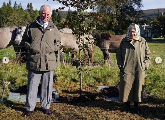 チャールズ皇太子と植樹を行ったエリザベス女王（画像は『The Royal Family　2021年10月1日付Instagram「Today The Queen and The Duke of Rothesay welcomed local schoolchildren onto the Balmoral Estate to mark the start of the ＠QueensGreenCanopy tree planting season in the UK.」』のスクリーンショット）