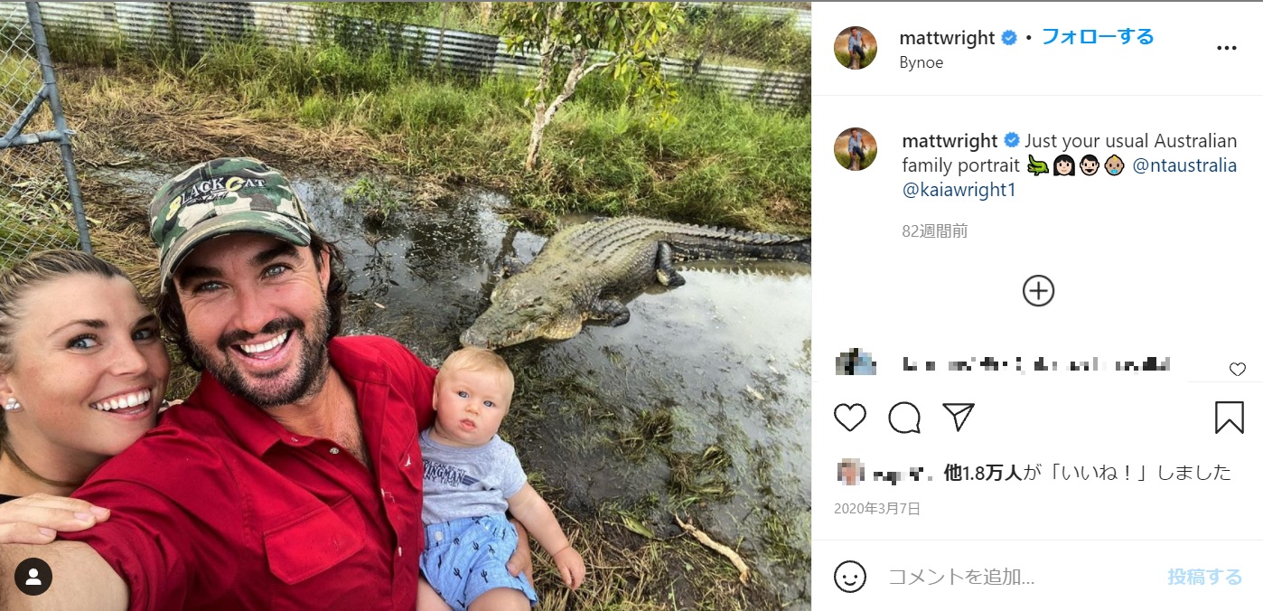 赤ちゃんの頃からバンジョー君の周りにはワニなど危険な動物が（画像は『MATT WRIGHT - OUTBACK WRANGLER　2020年3月7日付Instagram「Just your usual Australian family portrait」』のスクリーンショット）