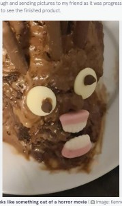 リサさん作のケーキにネット上では悲鳴続出（画像は『The Mirror　2021年10月29日付「Mum shares birthday cake baking fail as ‘friendly hedgehog’ ends up a Halloween horror」（Image: Kennedy News and Media）』のスクリーンショット）