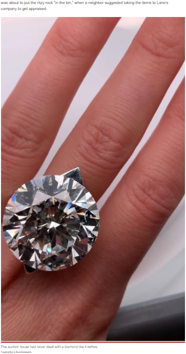 「キュービックジルコニアか人工のダイヤ」かと思いきや…（画像は『New York Post　2021年10月29日付「Woman nearly discards diamond worth ＄3M after mistaking it for toy」（Featonby’s Auctioneers）』のスクリーンショット）