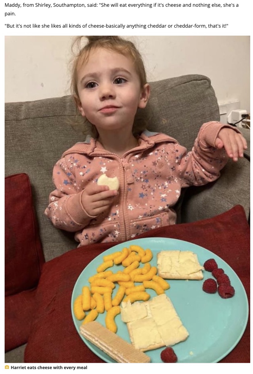 チーズがないと食事をしない2歳女児（画像は『Manchester Evening News　2021年11月16日付「Mum says scoffing cheese while pregnant has turned ‘obsessed’ tot into a cheddar-eating machine」』のスクリーンショット）