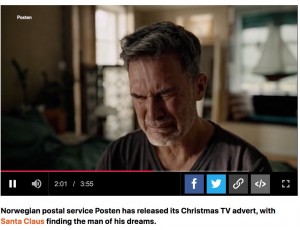 サンタクロースが去った後、悲しみに暮れるハリー（画像は『Metro　2021年11月24日付「Santa Claus bags himself a boyfriend in the most sensational Christmas TV advert of the year - prepare to weep」（Picture: Posten）』のスクリーンショット）