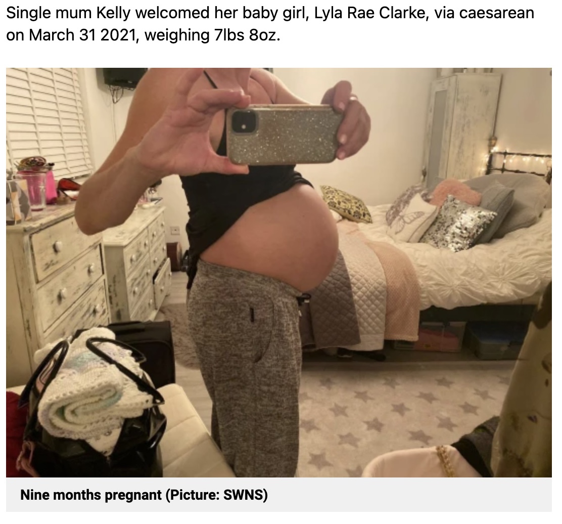 妊娠中のケリーさん（画像は『Metro　2021年11月15日付「Single woman in her 50s welcomes baby girl through IVF」（Picture: SWNS）』のスクリーンショット）
