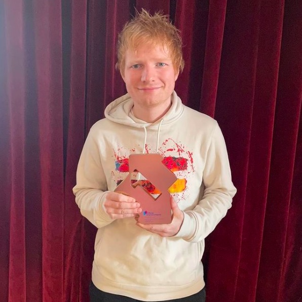 15か月の愛娘と隔離生活を送っていたエド・シーラン（画像は『Ed Sheeran　2021年11月5日付Instagram「‘＝’ has gone ＃1 in the UK today.」』のスクリーンショット）