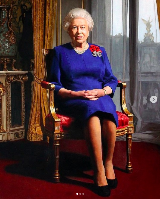 元気な姿で合同洗礼式に出席したとされるエリザベス女王（画像は『The Royal Family　2021年11月12日付Instagram「The Queen has been Patron of the ＠royalbritishlegion since 1952 and this portrait was painted to celebrate their 90th anniversary in 2011.」』のスクリーンショット）