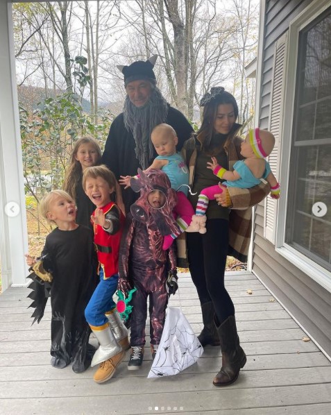 ハロウィンに仮装をしたボールドウィン一家（画像は『Hilaria Thomas Baldwin　2021年10月31日付Instagram「Parenting through this has been an intense experience, to say the least.」』のスクリーンショット）