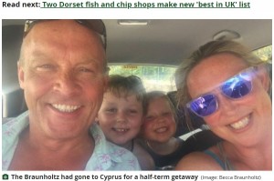 珍事に巻き込まれてしまったブラウンホルスさん一家（画像は『Dorset Live　2021年11月3日付「Baffling conveyor of frozen fish greets Dorset family instead of their luggage」（Image: Mike Braunholtz）』のスクリーンショット）