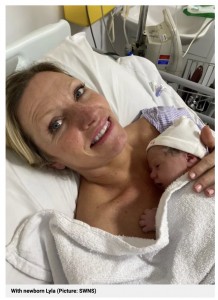 ライラちゃんを出産したケリーさん（画像は『Metro　2021年11月15日付「Single woman in her 50s welcomes baby girl through IVF」（Picture: SWNS）』のスクリーンショット）