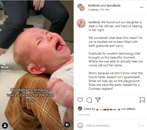 手足を動かして泣くジジちゃん（画像は『Levi Lindsay　2021年11月9日付Instagram「We found out our daughter is deaf in her left ear」』のスクリーンショット）