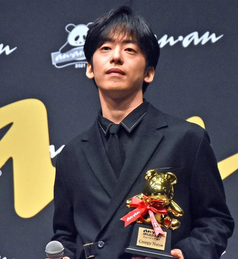 Creepy NutsのDJ松永（画像は『DJ 松永（Creepy Nuts）　2021年11月6日付Instagram「Creepy Nutsが「anan AWARD 2021」を受賞し、代表して登壇させて頂きました!!」』のスクリーンショット）