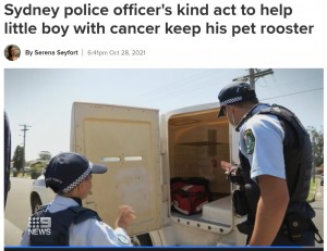 いつでもジャクソンに会えると分かったイェプラド君は、笑顔で送り出した（画像は『9News　2021年10月28日付「Sydney police officer’s kind act to help little boy with cancer keep his pet rooster」』のスクリーンショット）