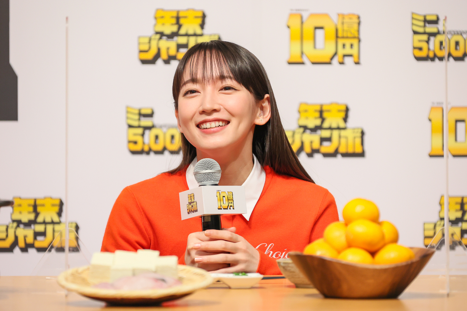 ジャンボ宝くじのCMイベントに登場、こたつに入ってトークをする吉岡里帆