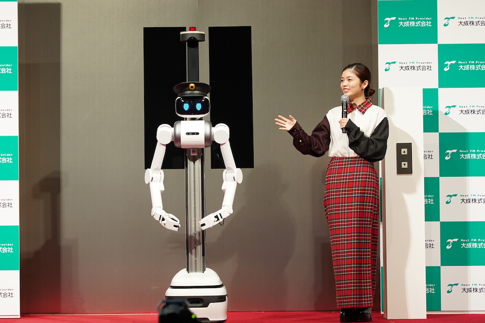 新CMでは共演した警備ロボットとイベントで再会した小芝風花