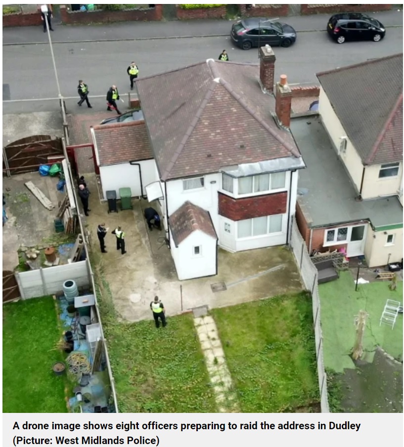 普通の民家にしか見えないが実は…（画像は『Metro　2021年11月1日付「Heat-seeking drone busts cannabis factory worth ￡211,000」（Picture: West Midlands Police）』のスクリーンショット）