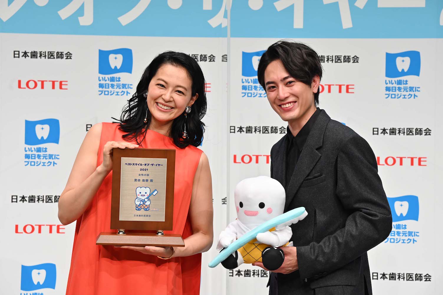 「ベストスマイル・オブ・ザ・イヤー2021」を受賞した黒谷友香と間宮祥太朗