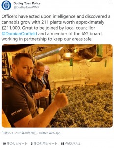大量の大麻を発見した警察官たち（画像は『Dudley Town Police　2021年10月28日付Twitter「Officers have acted upon intelligence and discovered a cannabis grow with 211 plants worth approximately ￡211,000.」』のスクリーンショット）
