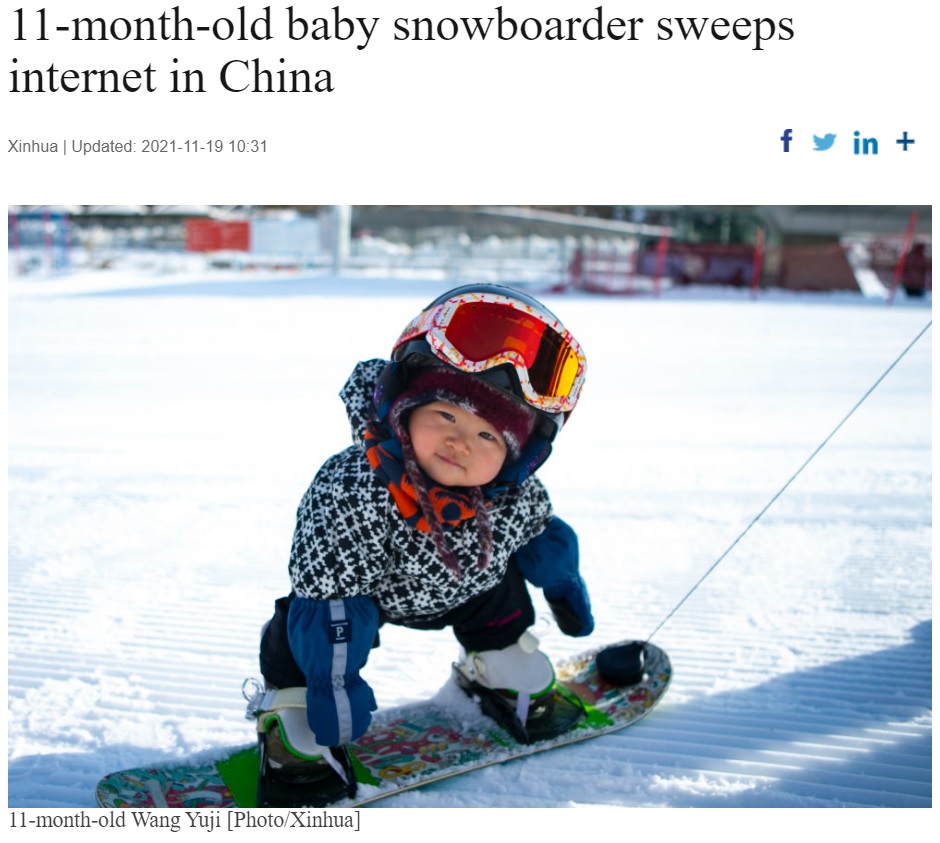 わずか生後11か月でスノーボードを乗りこなす女の子（画像は『China Daily　2021年11月19日付「11-month-old baby snowboarder sweeps internet in China」（Photo/Xinhua）』のスクリーンショット）