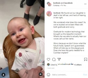 嬉しそうな表情のジジちゃん（画像は『Levi Lindsay　2021年11月9日付Instagram「We found out our daughter is deaf in her left ear」』のスクリーンショット）