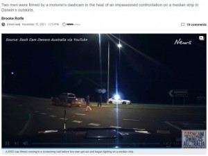 最終的には車が暴走し、近くで衝突事故を起こす（画像は『news.com.au　2021年11月15日付「Bizarre late-night street fight captured on dashcam」（Source: Dash Cam Owners Australia Via YouTube）』のスクリーンショット）