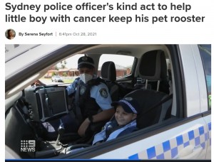 パトカーに乗せてもらい笑顔を見せたイェプラド君（画像は『9News　2021年10月28日付「Sydney police officer’s kind act to help little boy with cancer keep his pet rooster」』のスクリーンショット）