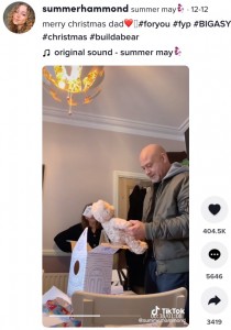 娘からのクリスマスプレゼントを開ける男性（画像は『summer may　2021年12月12日付TikTok「merry christmas dad」』のスクリーンショット）