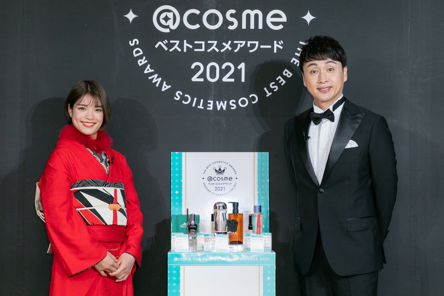 「＠cosmeベストコスメアワード2021」に出席した阿部詩選手と児嶋一哉