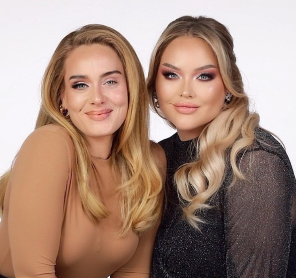 顔半分にメイクを施したアデルとニッキー（画像は『NikkieTutorials　2021年12月2日付Instagram「HELLO… it’s us!!!!!」』のスクリーンショット）