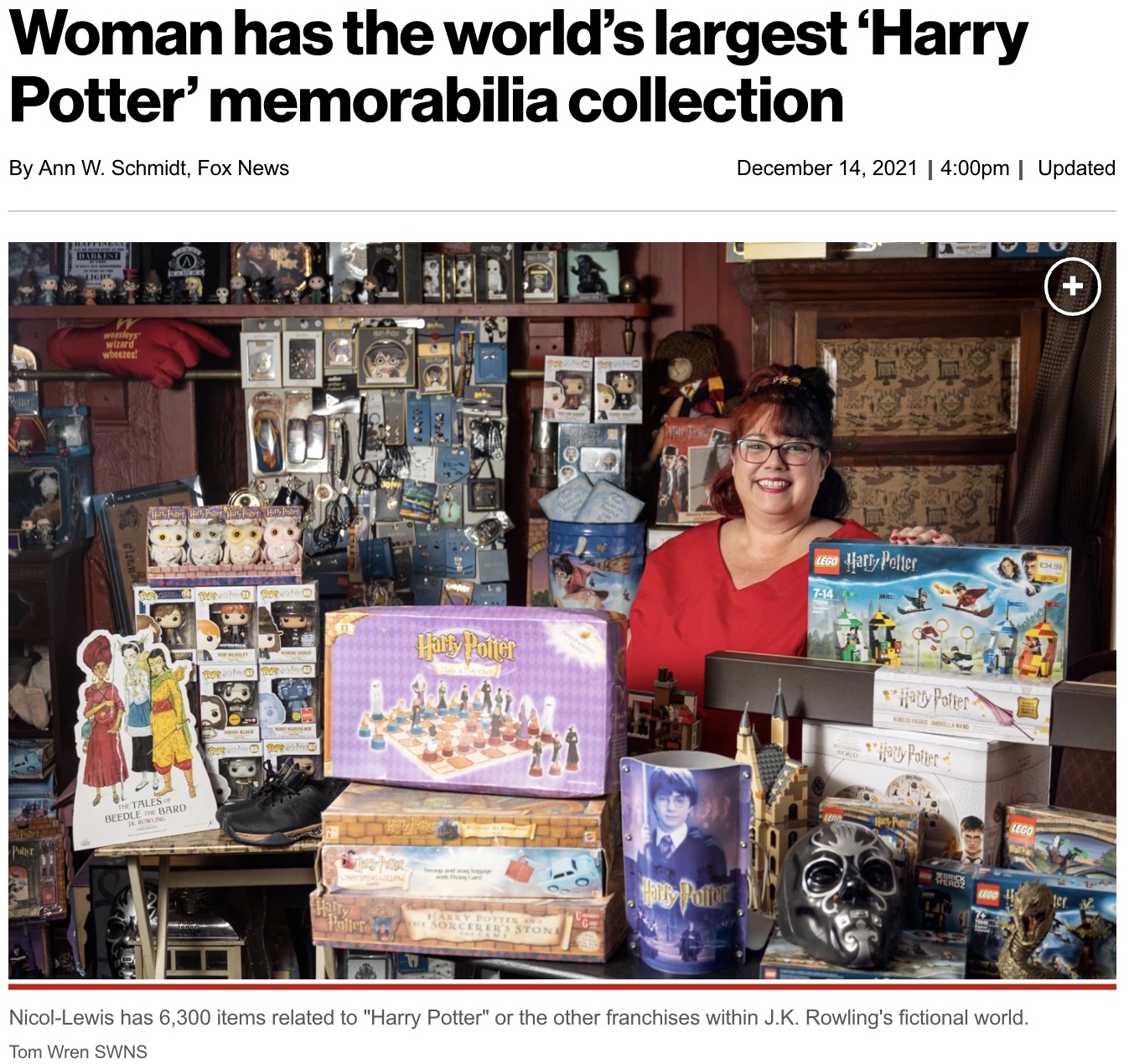 6300点以上の「魔法界の記念品」を所有する女性（画像は『New York Post　2021年12月14日付「Woman has the world’s largest ‘Harry Potter’ memorabilia collection」（Tom Wren SWNS）』のスクリーンショット）