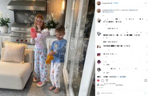 ハンター君と一緒におもちゃで遊ぶピクシーちゃん（画像は『ROXY JACENKO　2021年11月10日付Instagram「How FUN !! I want one !!!」』のスクリーンショット）