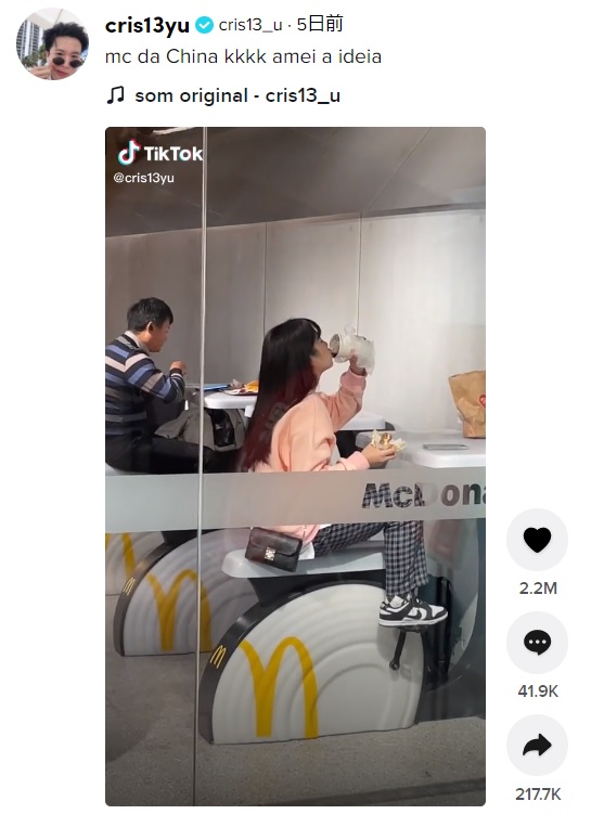 ペダルをこぎ続けながら食事を楽しむ女性客（画像は『cris13_u　2021年12月17日付TikTok「mc da China kkkk amei a ideia」』のスクリーンショット）