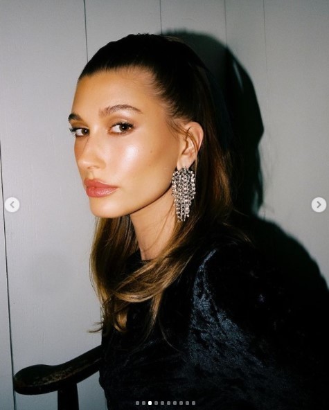 夫ジャスティンには首へのタトゥーを禁じていたヘイリー（画像は『Hailey Rhode Baldwin Bieber　2021年11月23日付Instagram「25」』のスクリーンショット）