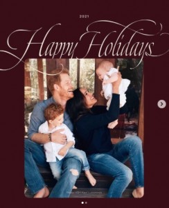 昨年のクリスマスカードで披露したヘンリー王子夫妻と子供達の姿（画像は『Team Rubicon　2021年12月23日付Instagram「We’re grateful to Archewell Foundation and Prince Harry and Meghan,」』のスクリーンショット）