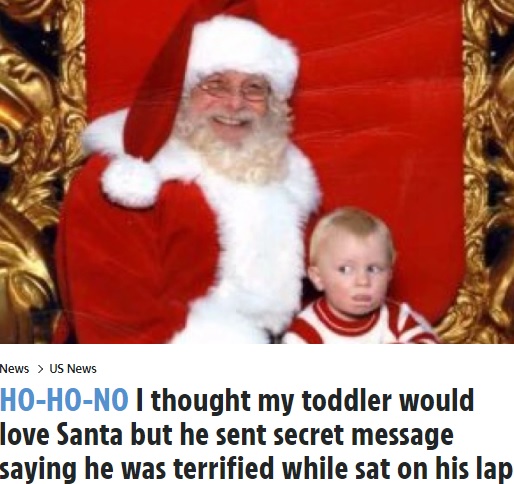サンタの膝の上で記念撮影をする1歳児（画像は『The Sun US　2021年12月23日付「HO-HO-NO I thought my toddler would love Santa but he sent secret message saying he was terrified while sat on his lap」（Credit: Kerry Spencer）』のスクリーンショット）