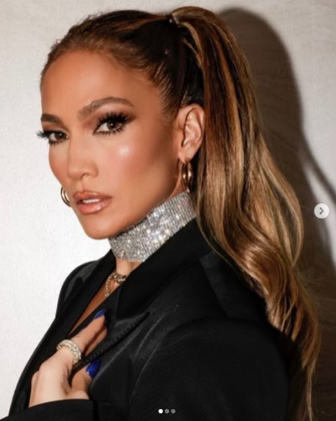 家族として迎えた子猫を紹介したジェニファー（画像は『Jennifer Lopez　2021年10月31日付Instagram「Tonight’s look」』のスクリーンショット）