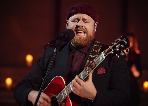 キャサリン妃と共演したトム・ウォーカー（画像は『Tom Walker　2021年12月18日付Instagram「It doesn’t get much cooler than singing at Westminster Abbey in a colour coordinated suit and beanie combo」』のスクリーンショット）