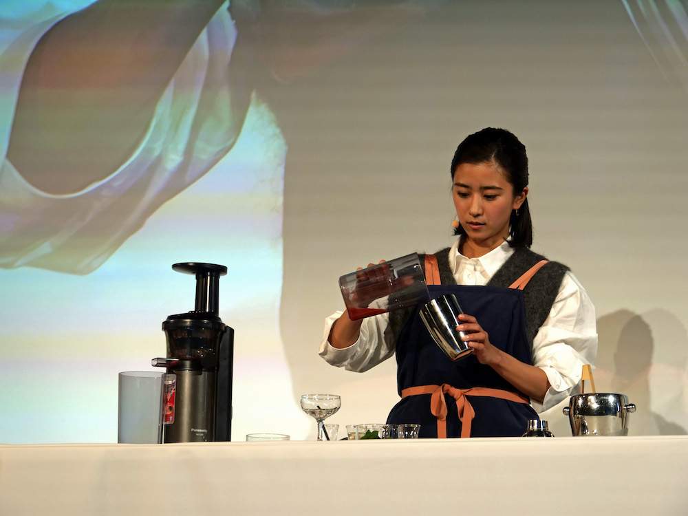 コールドプレスジュースを作る黒島結菜