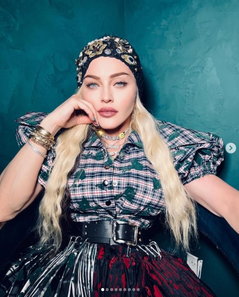 50セントに怒りをぶちまけたマドンナ（画像は『Madonna　2021年12月12日付Instagram「In my own little corner, in my own little chair, I can be whatever I want to be..」』のスクリーンショット）