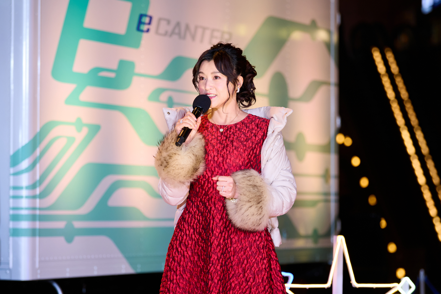 クリスマスらしい真っ赤なワンビースでイベントに登場した藤原紀香