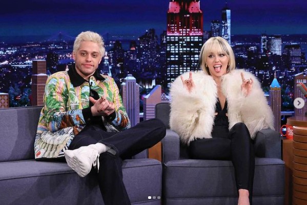 ピート・デヴィッドソン、マイリー・サイラスと密会か（画像は『Miley Cyrus　2021年12月9日付Instagram「Me ＆ ＃PeteDavidson on ＠fallontonight」』のスクリーンショット）