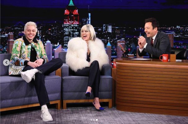 ジミー・ファロンとトークを繰り広げたピートとマイリー（画像は『Miley Cyrus　2021年12月9日付Instagram「Me ＆ ＃PeteDavidson on ＠fallontonight」』のスクリーンショット）