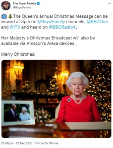 今年のテーブルには王配との思い出の写真だけが飾られた（画像は『The Royal Family　2021年12月25日付Twitter「The Queen’s annual Christmas Message can be viewed at 3pm on ＠RoyalFamily channels, ＠BBCOne and ＠ITV and heard on ＠BBCRadio4.」』のスクリーンショット）