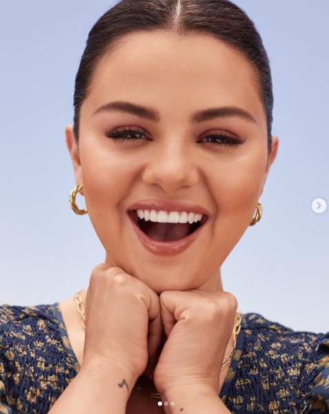 新たなタトゥーを入れたセレーナ・ゴメス（画像は『Selena Gomez　2021年12月9日付Instagram「You guys have been asking for more shades of the viral Soft Pinch Liquid Blush and I’m excited to share we just released 3 NEW shades.」』のスクリーンショット）