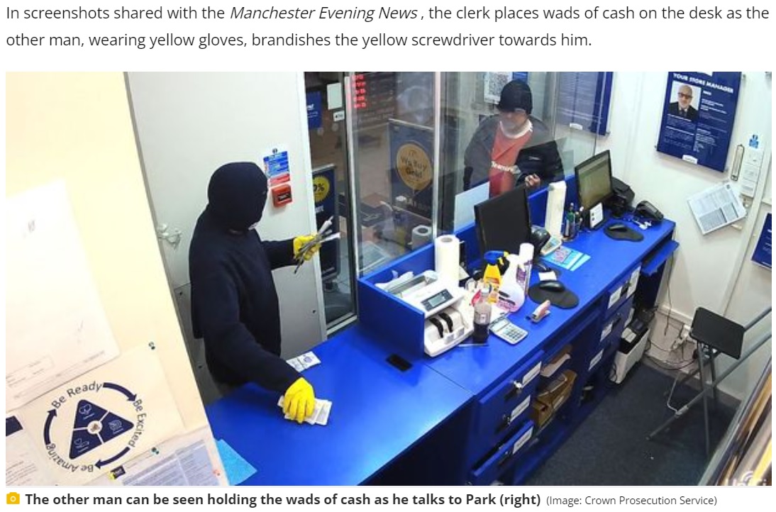 手前に写る男はいまだ行方が分からず（画像は『Manchester Evening News　2021年12月22日付「Moment idiot crook in Man Utd shirt robbed a shop - but forgot to put his balaclava on」（Image: Crown Prosecution Service）』のスクリーンショット）