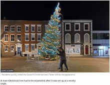 【海外発！Breaking News】雑に設置されたクリスマスツリー　“ピサの斜塔ポーズ”で地元民大笑い（英）