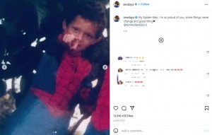 スパイダーマンのコスチュームを着た幼少期のトム（画像は『Zendaya　2021年12月15日付Instagram「My Spider-Man, I’m so proud of you, some things never change and good thing」』のスクリーンショット）
