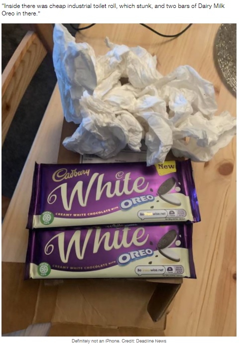 iPhoneの代わりに入っていたのは…（画像は『LADbible　2021年12月26日付「Man Receives Chocolate Bars Wrapped In Loo Roll Instead Of ￡1,000 iPhone」（Credit: Deadline News）』のスクリーンショット）
