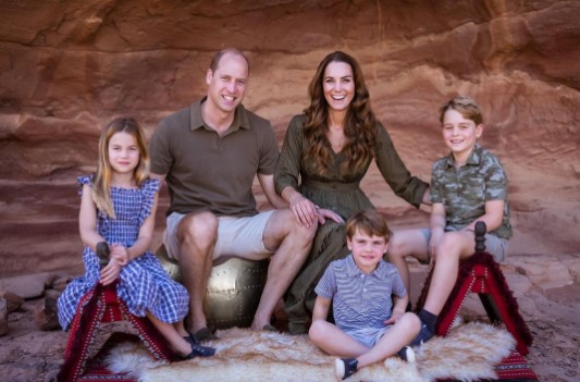 今年初め、ヨルダン旅行で撮影したファミリーショット（画像は『Duke and Duchess of Cambridge　2021年12月10日付Instagram「Delighted to share a new image of the family, which features on this year’s Christmas card」』のスクリーンショット）