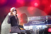 【エンタがビタミン♪】YOSHIKI、2年ぶりの会見に「感無量」　急遽サンタ帽をおねだり、クリスマスソング弾き報道陣にサービス